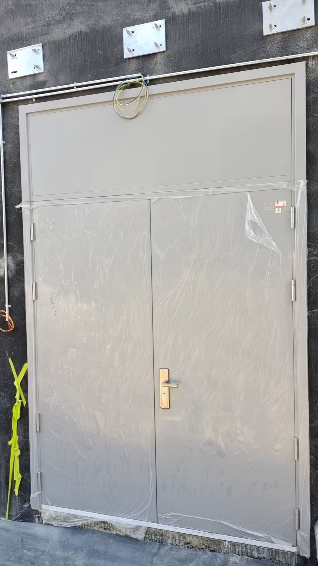 龙犼门业集团保温隔音防盗门配套医药公司：工期短要求高！！！